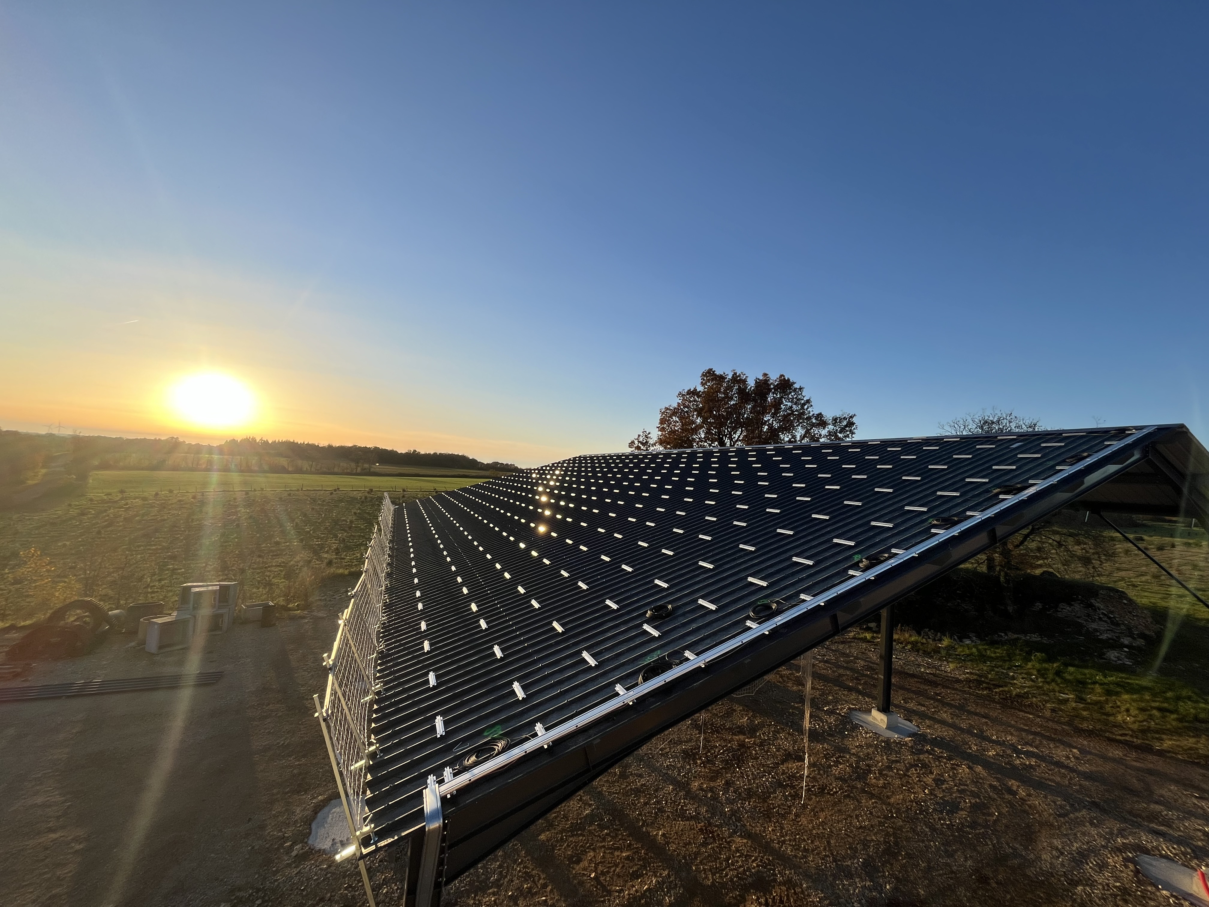Chantier N2S — grande ombrière photovoltaïque au coucher du soleil, projet Fouilelt
