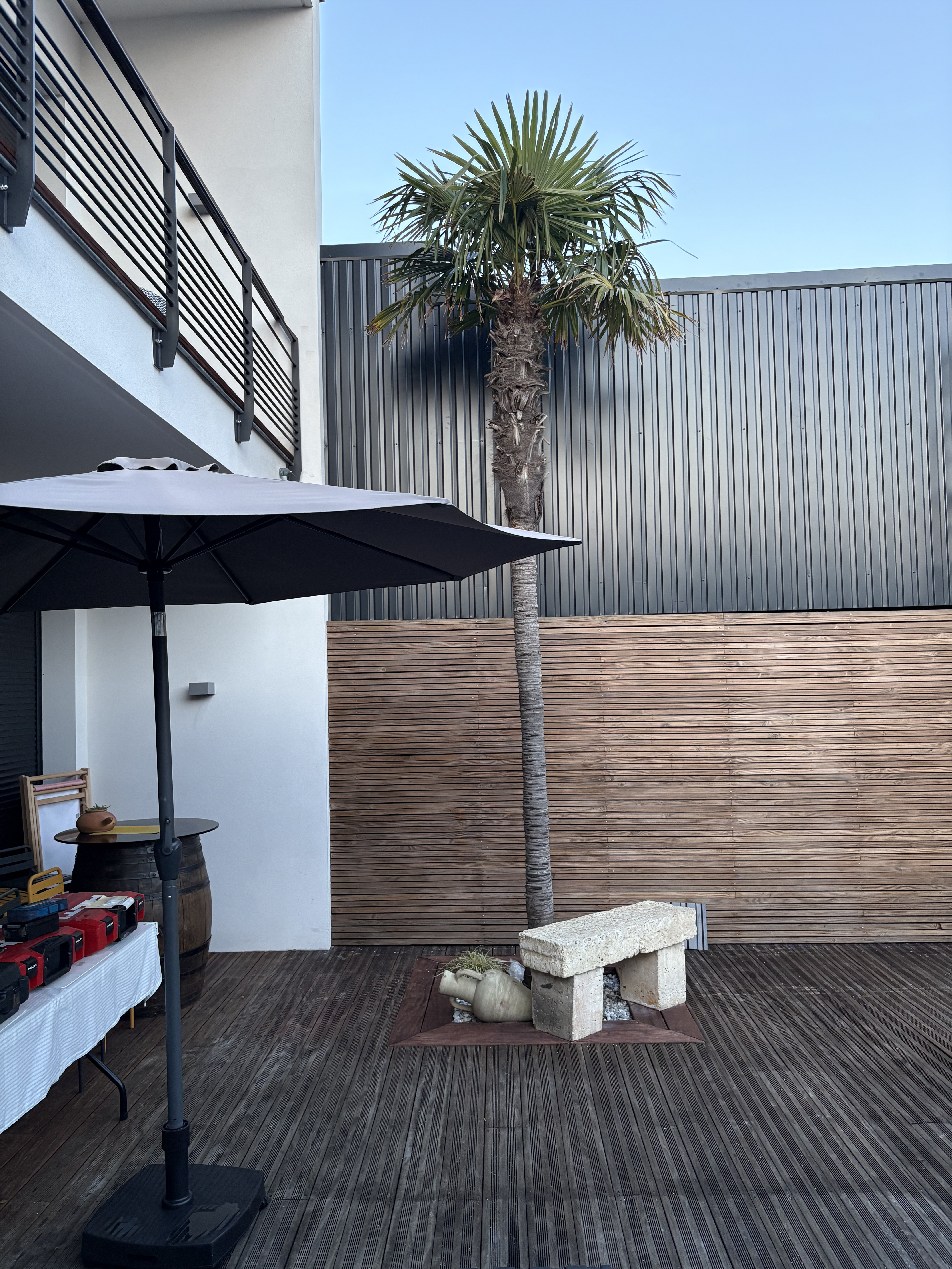 Chantier N2S — projet Dumont, bardage acier vertical sur mur extérieur